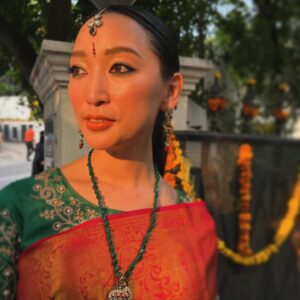 Anne Watanabe Instagram - 念願のサリー！メイク！アクセサリー…！！✨
SPUR見てね✨
ディワリという行事のシーズンで、花が町中に飾られていました。

@spurmagazine 

I wore an Indian sari, which I wanted to try! The outfit and the hair and makeup were so beautiful.🇮🇳✨
It was Diwali season.

నేను చీర కట్టుకున్నాను.🥻✨