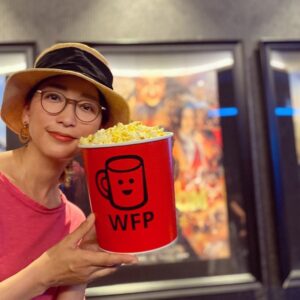 Anne Watanabe Instagram - 「キングダム　運命の炎」観てきました！

ポップコーンがWFPでした🍿✨

映画館、満席！！

I went to see "Kingdom" in the movie theater.
The popcorn was a WFP package.
The seats were full!

#キングダム
#いま運命が動き始める 
@kingdom_movie

@wfp_japanoffice 
@worldfoodprogramme