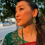 Anne Watanabe Instagram - 念願のサリー！メイク！アクセサリー…！！✨ SPUR見てね✨ ディワリという行事のシーズンで、花が町中に飾られていました。 @spurmagazine I wore an Indian sari, which I wanted to try! The outfit and the hair and makeup were so beautiful.🇮🇳✨ It was Diwali season. నేను చీర కట్టుకున్నాను.🥻✨