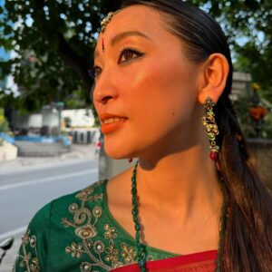 Anne Watanabe Instagram - 念願のサリー！メイク！アクセサリー…！！✨
SPUR見てね✨
ディワリという行事のシーズンで、花が町中に飾られていました。

@spurmagazine 

I wore an Indian sari, which I wanted to try! The outfit and the hair and makeup were so beautiful.🇮🇳✨
It was Diwali season.

నేను చీర కట్టుకున్నాను.🥻✨