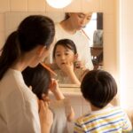 Anne Watanabe Instagram - 「私たちの声」 本日、9月1日からいよいよ公開です。 世界各国の女性監督と女優がタッグを組んでそれぞれ作った短編は、どれも全く違う味わいがあります。 日本代表は呉美保監督と私で勤めさせていただきました。 日本の母親って、何でも1人で大半を背負うのが半ば当たり前。それってどうなのとか、どうしようとか、考える暇も無く、毎日はやってくる。 休みという休みのない繰り返しのような毎日の中に、ふとやってくる、あるサプライズ。 側から見たらささやかな日常の起伏なのかも知れないけれど、私は毎回見ると泣いてしまいます🥲それはあったかい涙。 ぜひ、観てください！ A short omnibus film ［Tell It Like A Woman]that director Mipo Oh and I participated in is being released in Japan today. I play a Japanese mother. In Japan, most women are responsible for a large percentage of housework and childcare. Many women bear this responsibility alone. Every day comes and goes in a hurry, with no time to think about anything. A surprise comes in the midst of the repetitiveness of daily life. I cry every time I watch this movie. The tears are heartwarming. This movie will be released outside Japan. Please watch it!