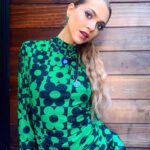 Anne Winters Instagram - 🍏⛳️🎾🐢🫰🏻 #applesneverfall @peacock