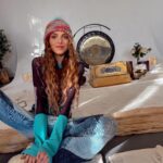Anne Winters Instagram - 🎵🎧STOP SCROLLING and ZEN out to this song 🤍☮️