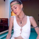 Anne Winters Instagram – In love with the culture of Bali-  The spiritual nature of this city and their rituals is so powerful. Good energy all around. Grateful. Blessed. 🌺🌱📿🌾🙏🏼