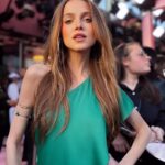 Anne Winters Instagram - Not me basically walking hand in hand with my comedy idol Kristen Wiig last nite #thepalmroyale premiere 🌴👯‍♀️😂 oh and can we PLS make every “red” carpet PINK pls 🩷🙏🏼 K THX BYE 💋💋