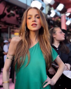 Anne Winters Instagram - Not me basically walking hand in hand with my comedy idol Kristen Wiig last nite #thepalmroyale premiere 🌴👯‍♀️😂 

oh and can we PLS make every “red” carpet PINK pls 🩷🙏🏼 K THX BYE 💋💋