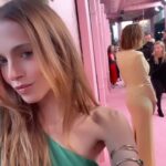 Anne Winters Instagram - Not me basically walking hand in hand with my comedy idol Kristen Wiig last nite #thepalmroyale premiere 🌴👯‍♀️😂 oh and can we PLS make every “red” carpet PINK pls 🩷🙏🏼 K THX BYE 💋💋