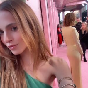 Anne Winters Instagram - Not me basically walking hand in hand with my comedy idol Kristen Wiig last nite #thepalmroyale premiere 🌴👯‍♀️😂 

oh and can we PLS make every “red” carpet PINK pls 🩷🙏🏼 K THX BYE 💋💋