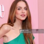 Anne Winters Instagram - Not me basically walking hand in hand with my comedy idol Kristen Wiig last nite #thepalmroyale premiere 🌴👯‍♀️😂 oh and can we PLS make every “red” carpet PINK pls 🩷🙏🏼 K THX BYE 💋💋