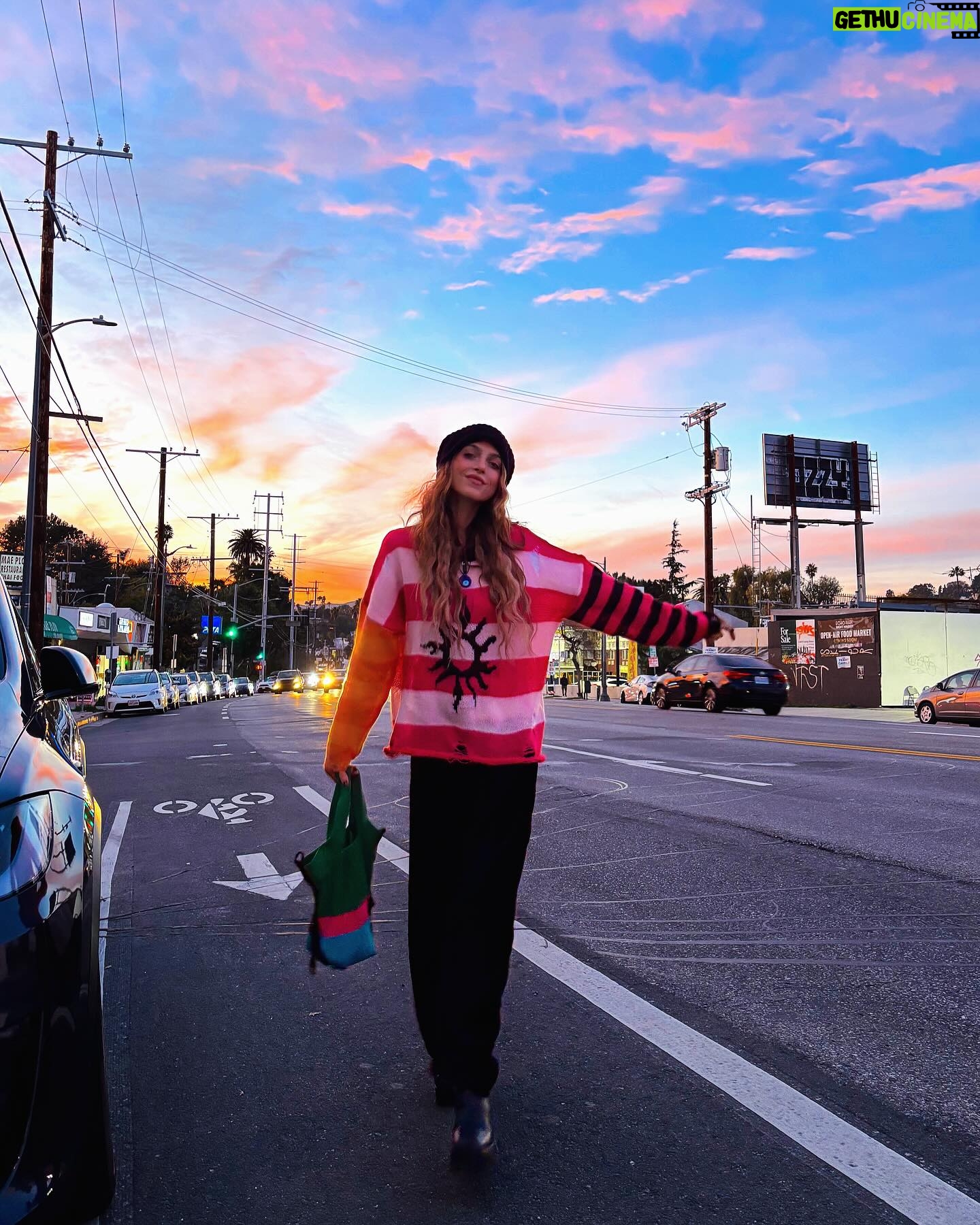 Anne Winters Instagram - Things that made me happy last nite: - beautiful sunsets ๐
- supporting friends ๐ฉท - being present in the moment๐ค๐ผ Check out @justina.justina new podcast @jsykpodcast // @peta ๐พ๐๐ค