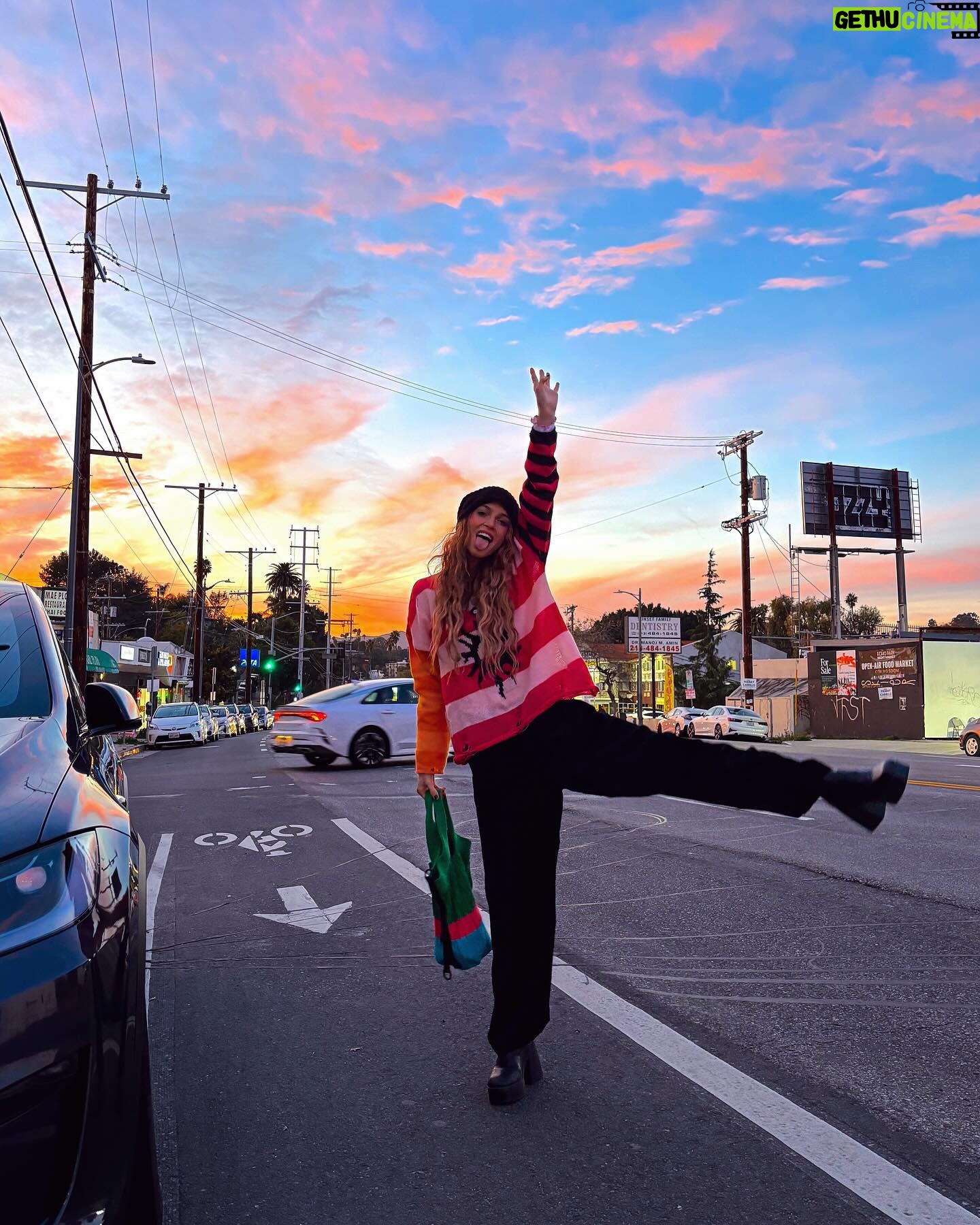 Anne Winters Instagram - Things that made me happy last nite: - beautiful sunsets ๐
- supporting friends ๐ฉท - being present in the moment๐ค๐ผ Check out @justina.justina new podcast @jsykpodcast // @peta ๐พ๐๐ค
