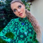 Anne Winters Instagram - 🍏⛳️🎾🐢🫰🏻 #applesneverfall @peacock