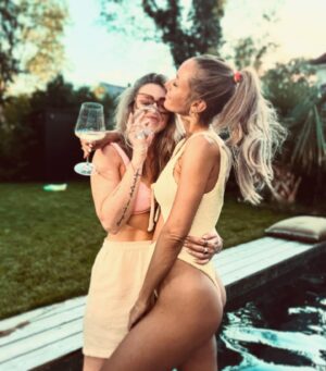 Annemarie Carpendale Instagram - off-day🌞🫶🏽 
#fullstop #poolparty #annieway #anniehow #friendslove