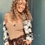 Annemarie Carpendale Instagram - same same but different 🤎⚡️🫶🏽✨🪐🌞 #expressyourself #loveyourself #annieway #anniehow #abouttoday #workandplay #curlybabe