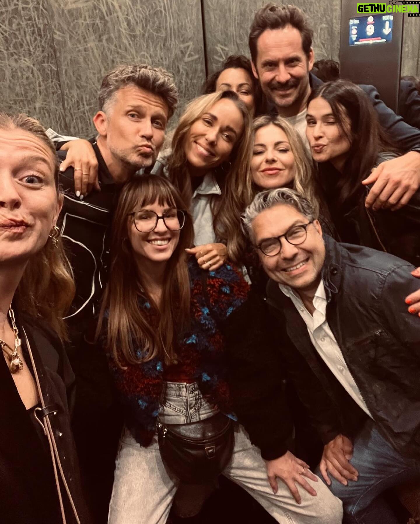 Annemarie Carpendale Instagram - letβs do it again π€π«Άπ½πͺπ« #whatsnight #friendslove #bettertogether #wearefamily #annieway #anniehow #happycookies #howardcarpendale #schwiegerdad #proud #love #admiration #thankfull π«Άπ½ π₯ @su_wagner π€