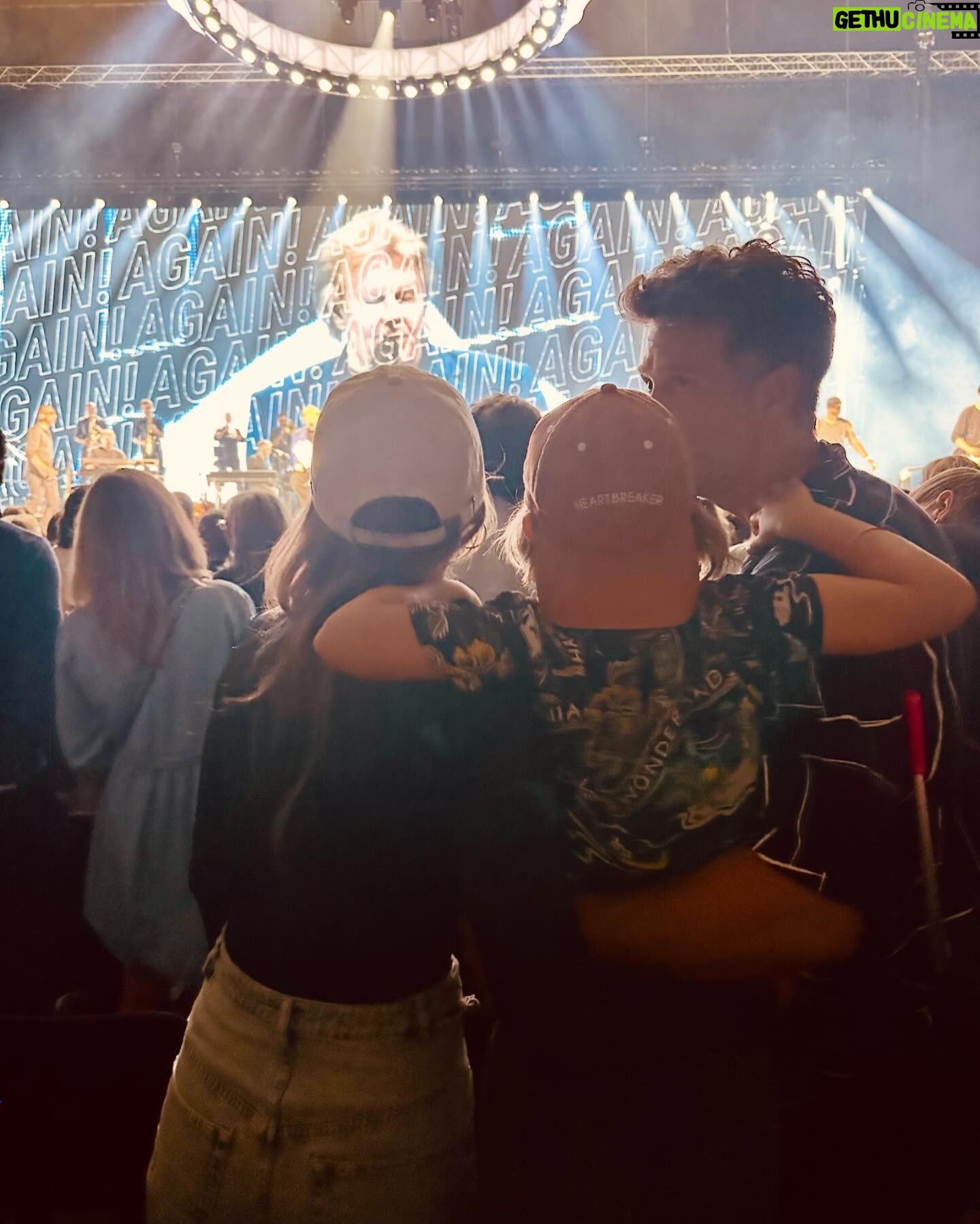 Annemarie Carpendale Instagram - letβs do it again π€π«Άπ½πͺπ« #whatsnight #friendslove #bettertogether #wearefamily #annieway #anniehow #happycookies #howardcarpendale #schwiegerdad #proud #love #admiration #thankfull π«Άπ½ π₯ @su_wagner π€