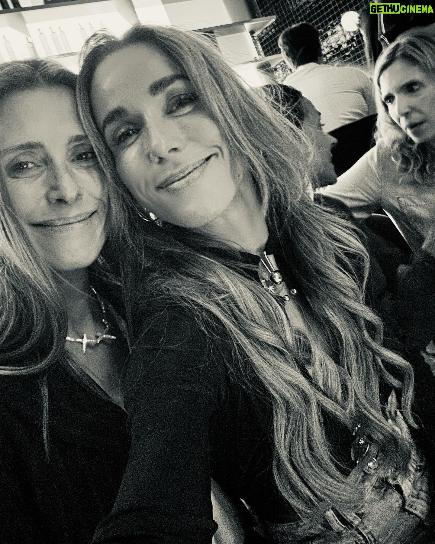 Annemarie Carpendale Instagram - letβs do it again π€π«Άπ½πͺπ« #whatsnight #friendslove #bettertogether #wearefamily #annieway #anniehow #happycookies #howardcarpendale #schwiegerdad #proud #love #admiration #thankfull π«Άπ½ π₯ @su_wagner π€
