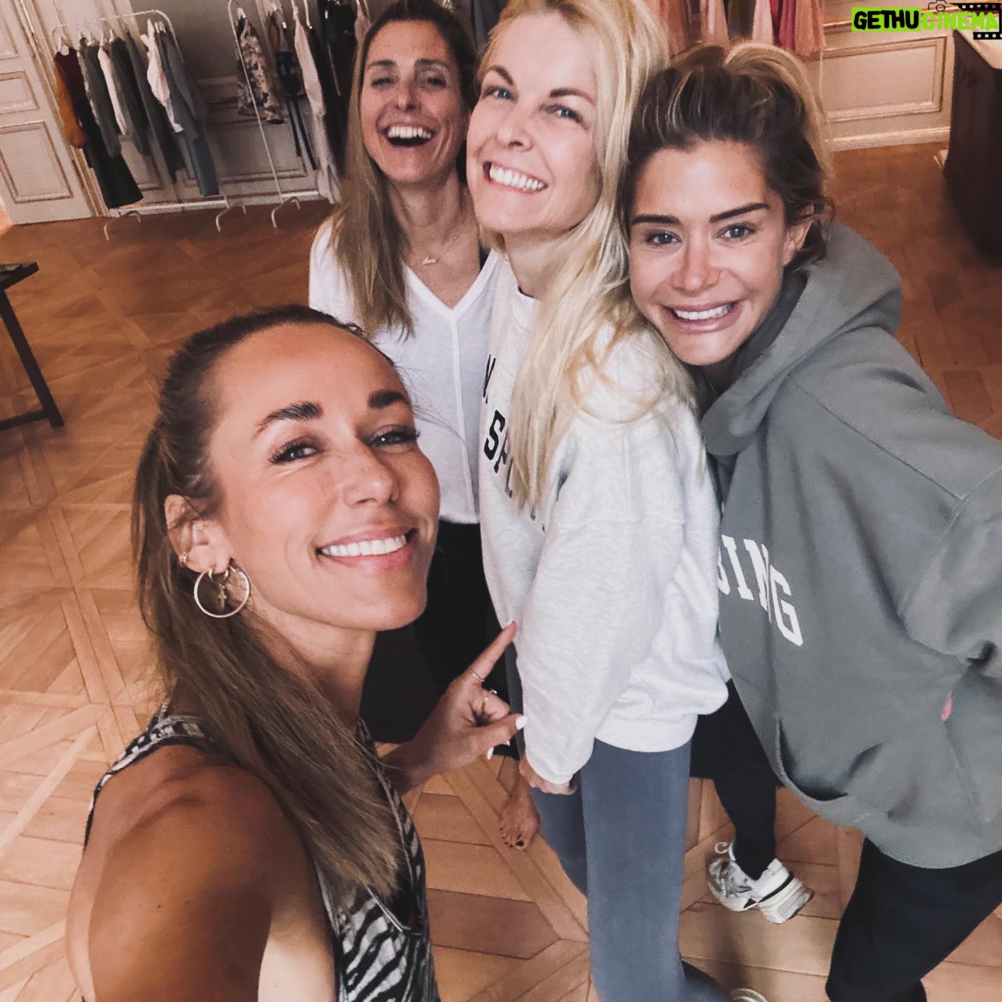 Annemarie Carpendale Instagram - wishing U an Om-kinda day πͺπ€πΎπ« π§π½ββοΈ