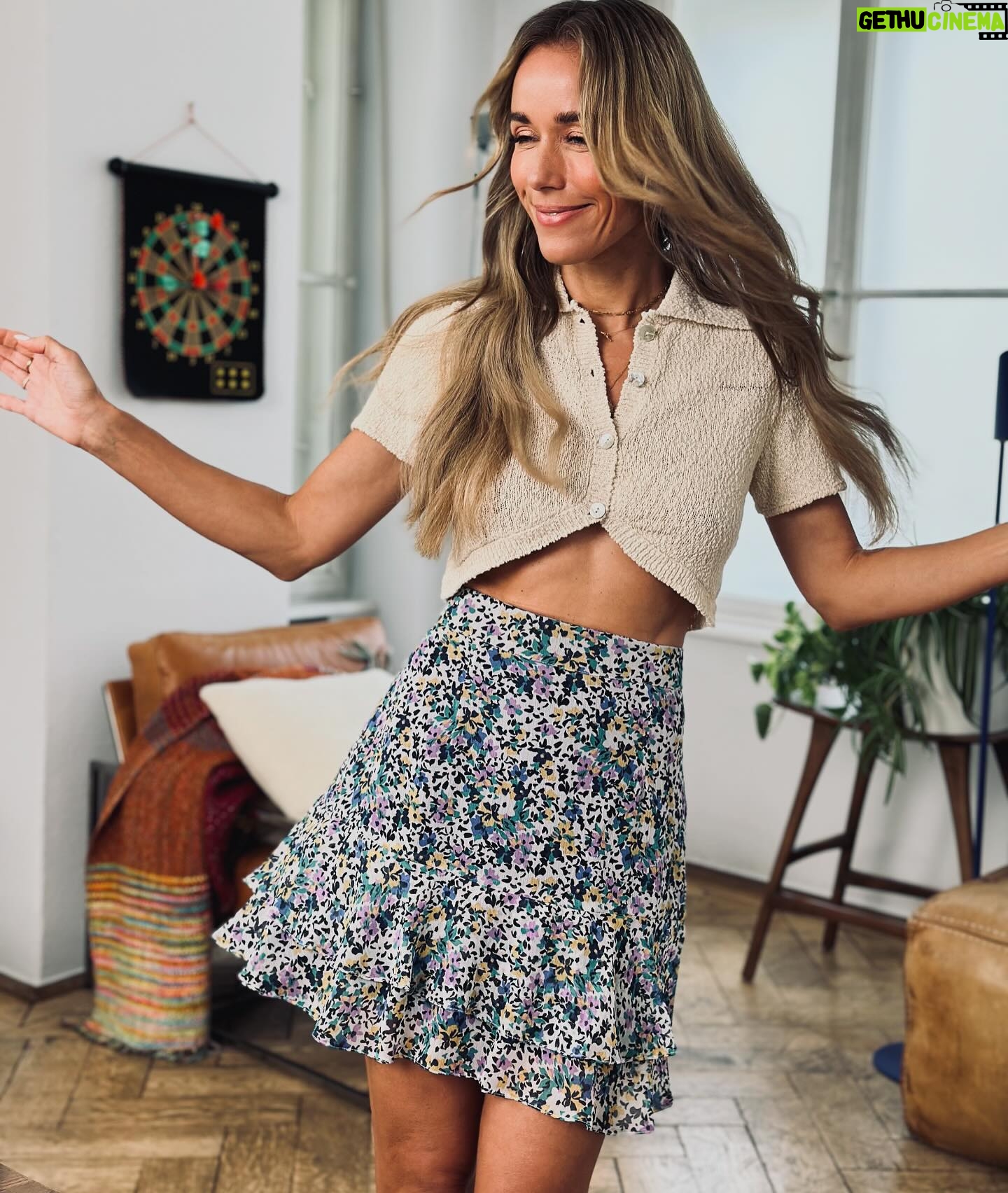 Annemarie Carpendale Instagram - ..letting it all inππ΄π€πΎπΈπ¬π§π½ββοΈ #shooting #om #workandplay #happycookie #annieway #anniehow #ruv #newwork π«Άπ½