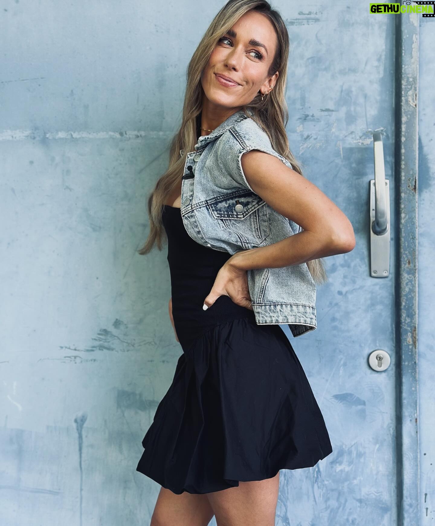 Annemarie Carpendale Instagram - kleines Schwarzes βοΈ kleines GrΓΌnes π€ππ«Άπ½ππ·οΈ #today #or #lastweek ?! #workandplay #taff #lookoftheday #fun ππ½