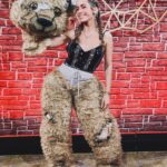 Annemarie Carpendale Instagram - ..the weekend! …als ich in der liveShow erfahren hab, dass mein Teddy zum Babylöwen wurde… ✨🐻⚡️🦁✨🥺 #themaskedsinger #aprilwetter 👙 #ontour #pro7aftershow #anniehow #annieway #hiandbye