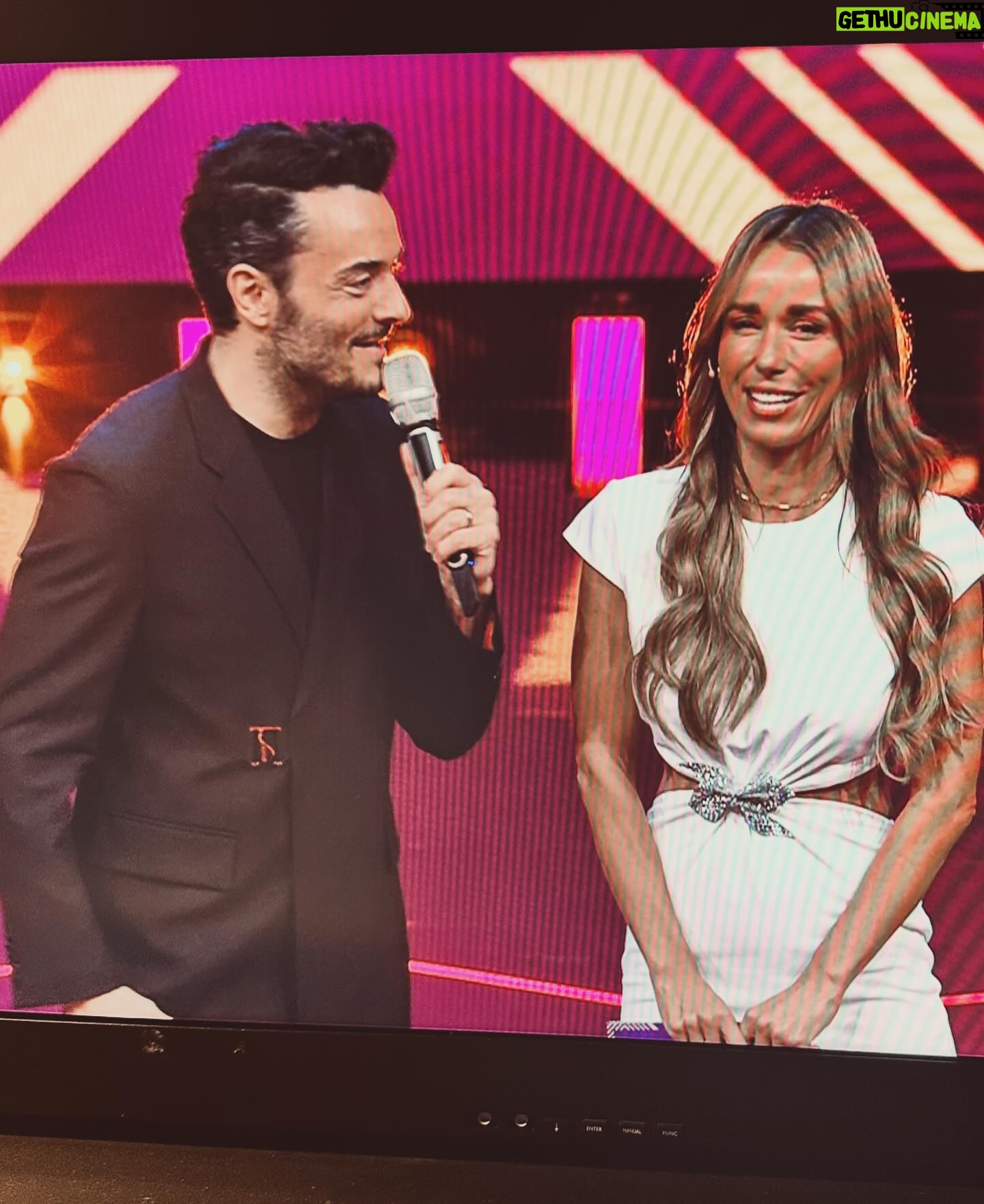 Annemarie Carpendale Instagram - ..the weekend! …als ich in der liveShow erfahren hab, dass mein Teddy zum Babylöwen wurde… ✨🐻⚡️🦁✨🥺 #themaskedsinger #aprilwetter 👙 #ontour #pro7aftershow #anniehow #annieway #hiandbye