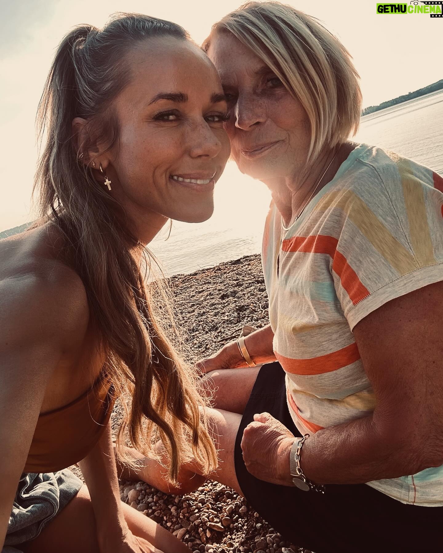 Annemarie Carpendale Instagram - Mom π«Άπ½π©·β€οΈπ§‘π #tagamsee #abouttoday #liebe #dankbar #ohneende #tothemoonandback #annieway #anniehow #today #campingambach π
βΊοΈβ¨πͺ