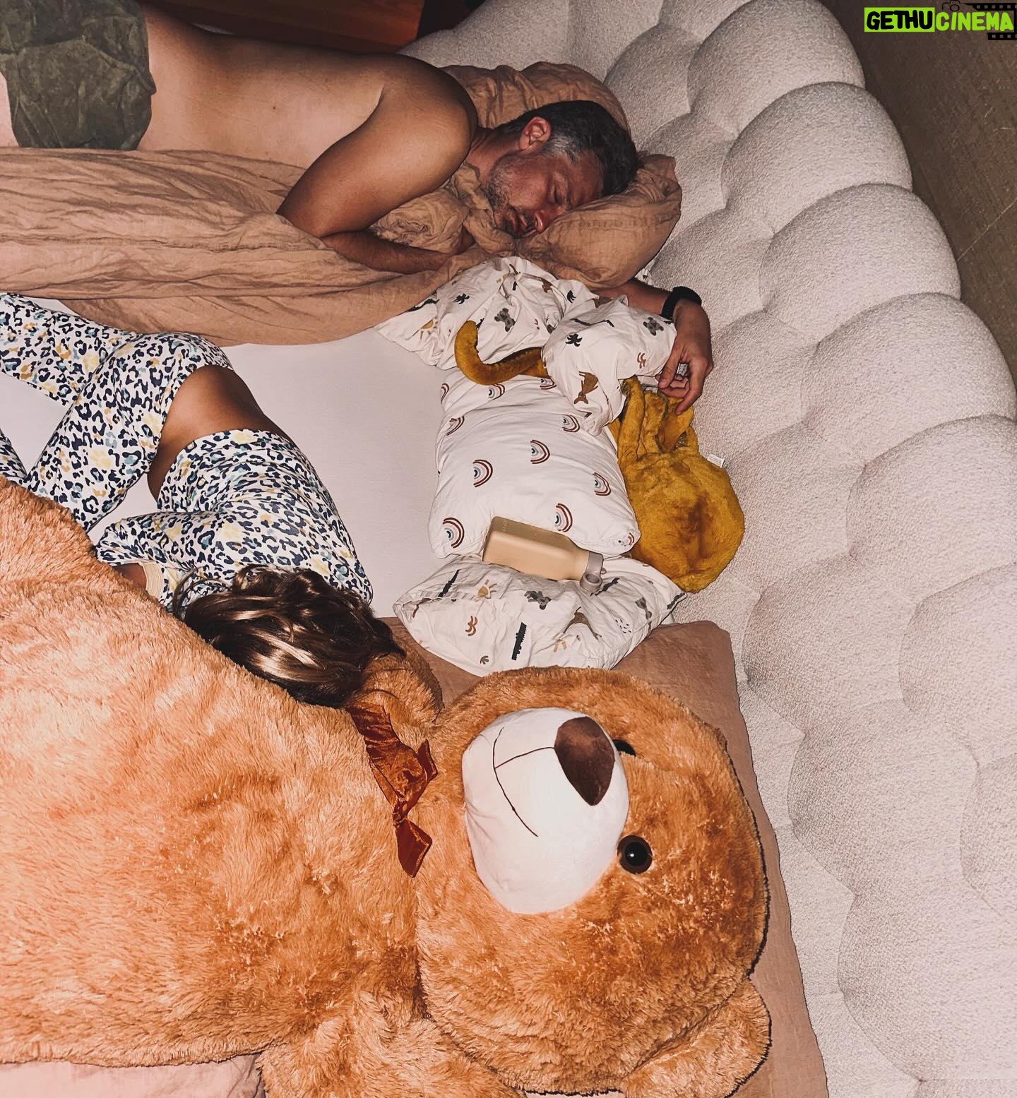 Annemarie Carpendale Instagram - ..the weekend! …als ich in der liveShow erfahren hab, dass mein Teddy zum Babylöwen wurde… ✨🐻⚡️🦁✨🥺 #themaskedsinger #aprilwetter 👙 #ontour #pro7aftershow #anniehow #annieway #hiandbye