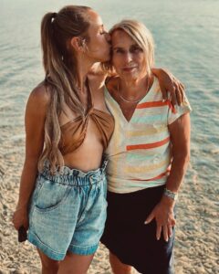Annemarie Carpendale Instagram - Mom 🫶🏽🩷❤️🧡💘 #tagamsee #abouttoday #liebe #dankbar #ohneende #tothemoonandback #annieway #anniehow #today #campingambach 🌅⛺️✨🪐