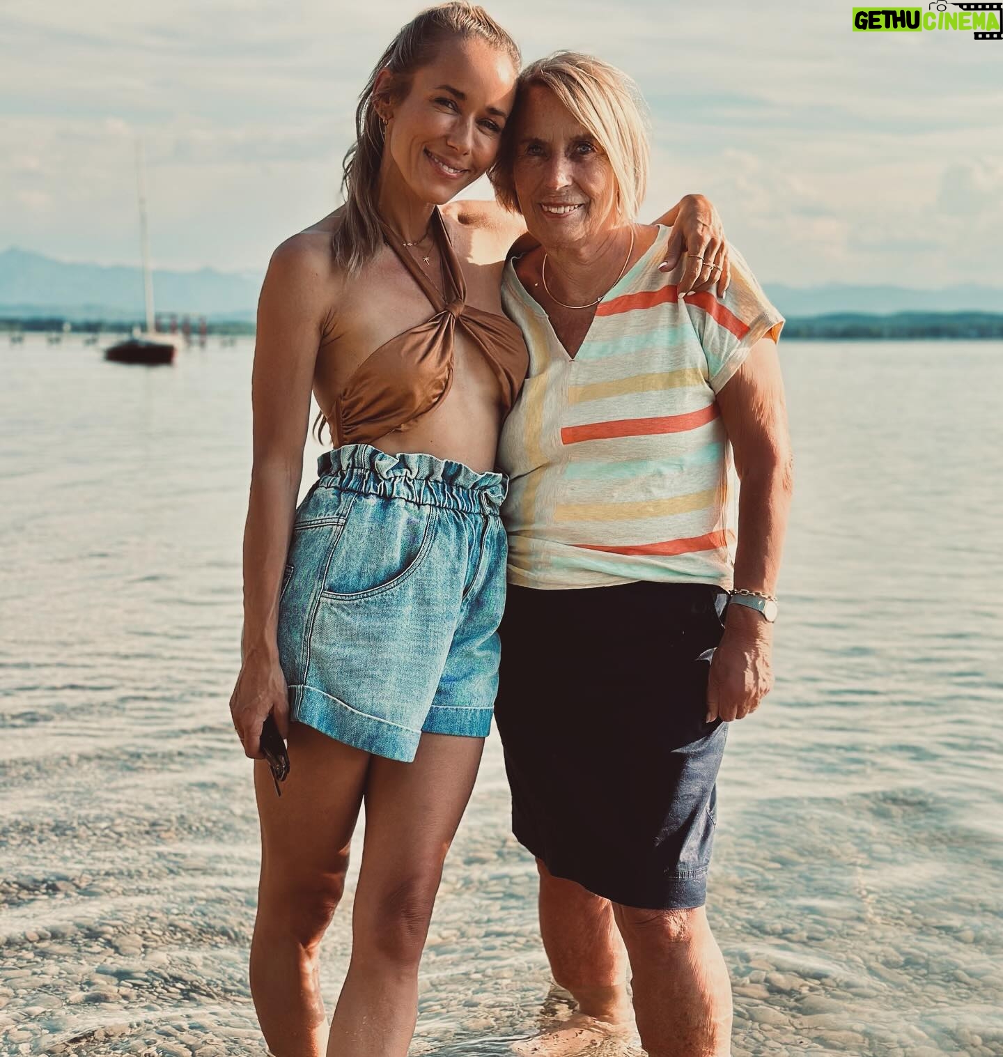 Annemarie Carpendale Instagram - Mom π«Άπ½π©·β€οΈπ§‘π #tagamsee #abouttoday #liebe #dankbar #ohneende #tothemoonandback #annieway #anniehow #today #campingambach π
βΊοΈβ¨πͺ