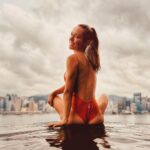 Annemarie Carpendale Instagram - bye for now ☁️🌇🫶🏽🌪️👋🏽 #hongkong #cloudyday #cloudymood #theend #annieway #annieway #blurylines PS: wer findet den Fehler🩱??
