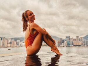 Annemarie Carpendale Instagram - bye for now ☁️🌇🫶🏽🌪️👋🏽 #hongkong #cloudyday #cloudymood #theend #annieway #annieway #blurylines PS: wer findet den Fehler🩱??