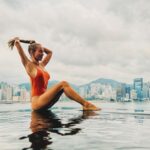 Annemarie Carpendale Instagram - bye for now ☁️🌇🫶🏽🌪️👋🏽 #hongkong #cloudyday #cloudymood #theend #annieway #annieway #blurylines PS: wer findet den Fehler🩱??