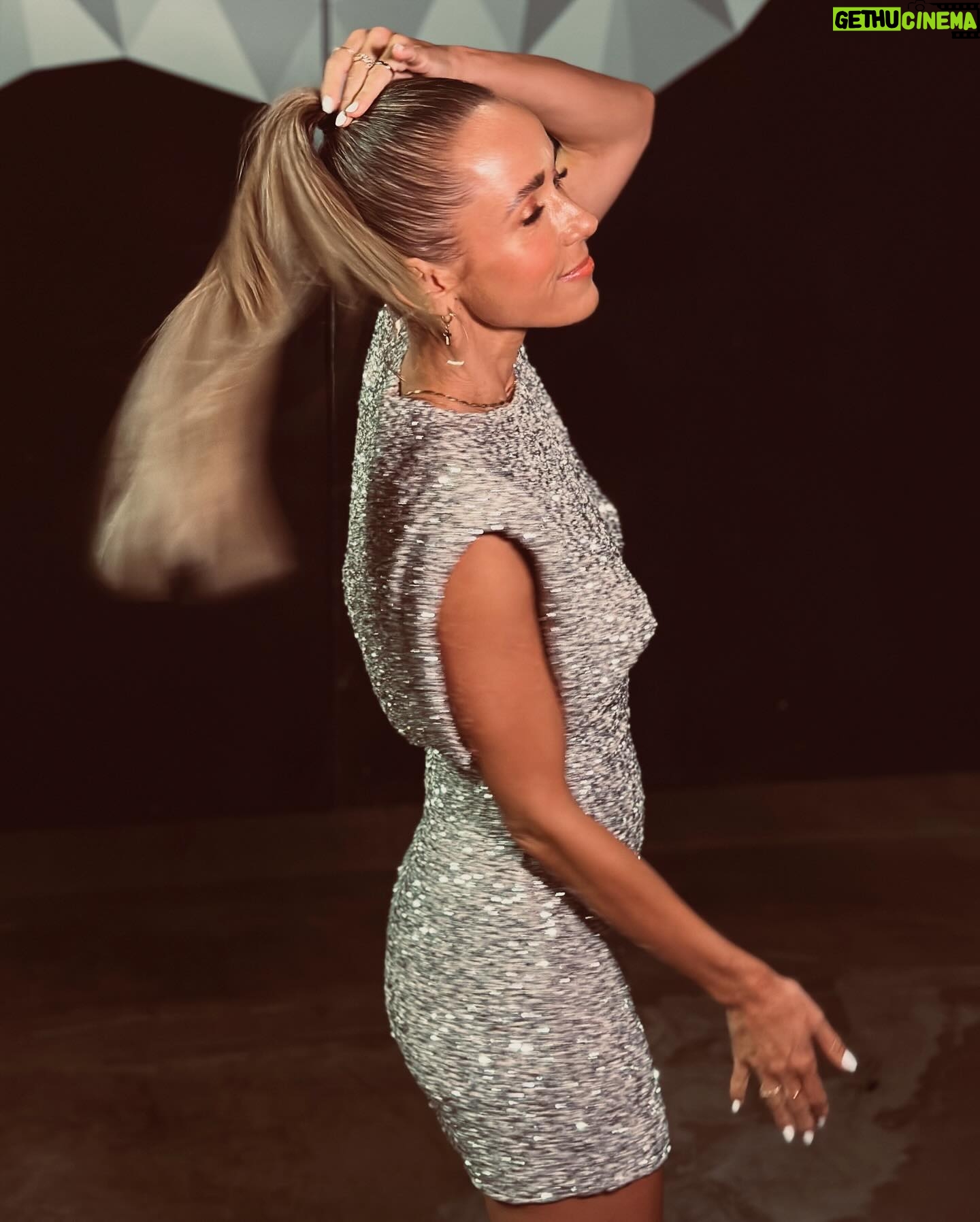 Annemarie Carpendale Instagram - saturday night glam bamβ¨πͺπ₯π«π₯πͺ©β‘οΈ @masked.singer.germany π«Άπ½ #funweekend #workandplay #aboutyesterday #dancelikenooneiswatching #annieway #anniehow #tiredbuthappy #beiderarbeit π€π½ U like?! π