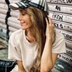 Annemarie Carpendale Instagram - more Hong Kong, please 🦄💫🦋🥺 #hollywoodroadhk #thechinaclub #friends #hongkong #myday #happyme #annieway #anniehow #我爱你 🫶🏽