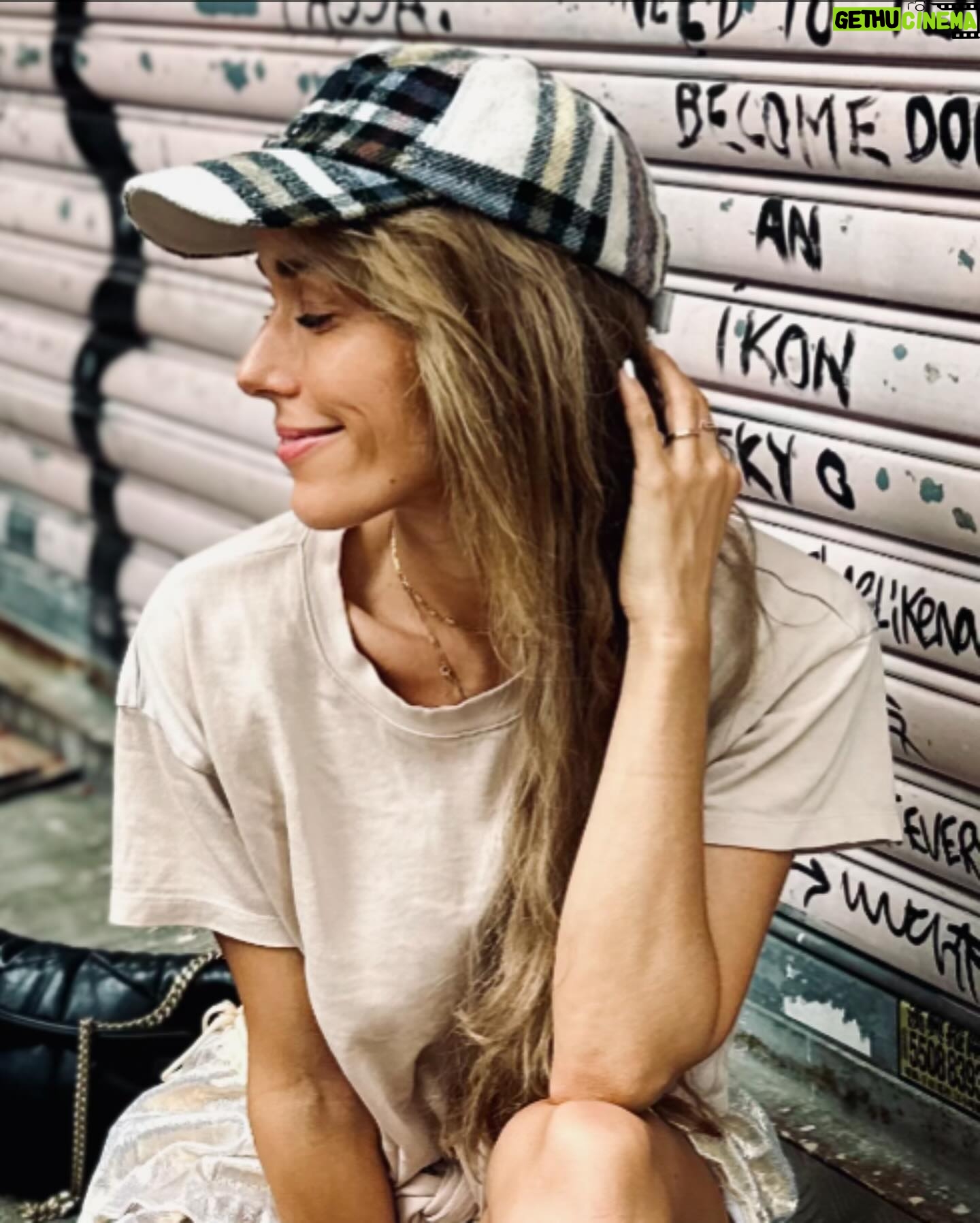 Annemarie Carpendale Instagram - more Hong Kong, please π¦π«π¦π₯Ί #hollywoodroadhk #thechinaclub #friends #hongkong #myday #happyme #annieway #anniehow #ζη±δ½ π«Άπ½