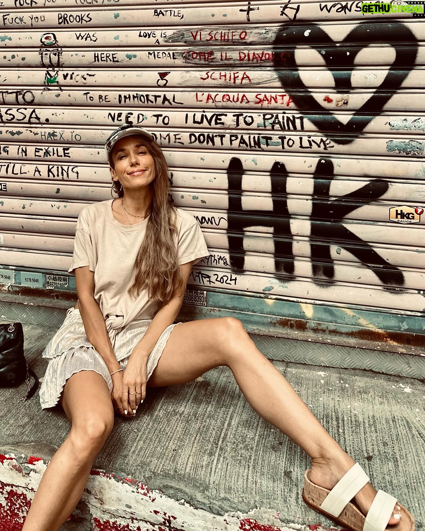 Annemarie Carpendale Instagram - more Hong Kong, please π¦π«π¦π₯Ί #hollywoodroadhk #thechinaclub #friends #hongkong #myday #happyme #annieway #anniehow #ζη±δ½ π«Άπ½