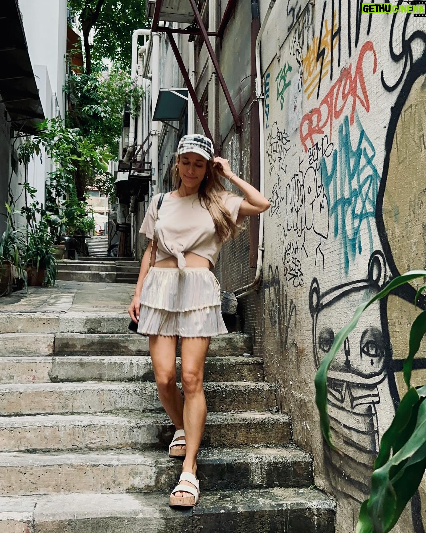 Annemarie Carpendale Instagram - more Hong Kong, please π¦π«π¦π₯Ί #hollywoodroadhk #thechinaclub #friends #hongkong #myday #happyme #annieway #anniehow #ζη±δ½ π«Άπ½