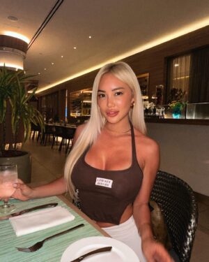 Anthia Mo Instagram - @FashionNova 
Natural for the night bc I was so sunburnt I couldn’t put makeup on