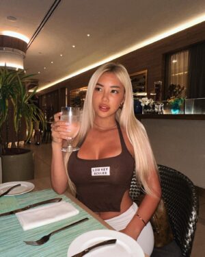 Anthia Mo Instagram - @FashionNova 
Natural for the night bc I was so sunburnt I couldn’t put makeup on