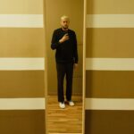 Anton Shastun Instagram - Вернулся в офис. Теперь никаких вам бассейнов с закатами. Только унылые фотки в зеркало.