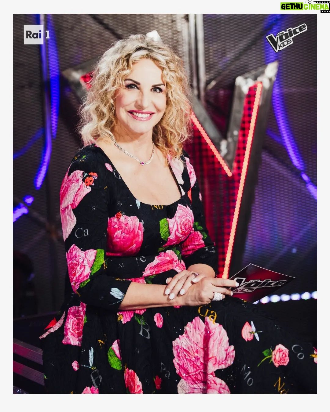 Antonella Clerici Instagram - Pronti per la seconda puntata?👧👱♀️🎙✌️🧒👱#thevoicekids @rai1official @fremantleit #raiuno #televisione #antonellaclerici