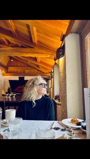 Antonella Clerici Instagram - Ricordi di una bellissima vacanza... Natale 2023 #cervinia  #montagna @vittorio_garrone @rovegnodesign @umbe_bossotto @ste_tambo @cristina_clerici @elio_de_stefano @_maellemartens_ @sainthubertusresort @colmarsport