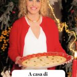 Antonella Clerici Instagram - Da più di vent’anni, tutti i giorni all’ora di pranzo, #AntonellaClerici racconta agli italiani le ricette, le tradizioni e i migliori prodotti del nostro Paese. Stavolta invece parliamo di lei: siamo stati ospiti a casa sua per raccontarvi i suoi ricordi dei pranzi di Natale in famiglia. Il servizio completo sul magazine di dicembre, in edicola! ✍️ @angelaodone 📷 @marcorossiphotographer 📹 @marysarzi #LCIdal1929 #CasaNelBosco #Natale2023