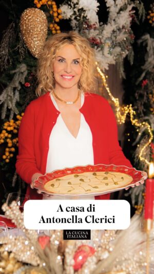 Antonella Clerici Instagram - Da più di vent’anni, tutti i giorni all’ora di pranzo, #AntonellaClerici racconta agli italiani le ricette, le tradizioni e i migliori prodotti del nostro Paese. Stavolta invece parliamo di lei: siamo stati ospiti a casa sua per raccontarvi i suoi ricordi dei pranzi di Natale in famiglia.

Il servizio completo sul magazine di dicembre, in edicola!

✍️ @angelaodone
📷 @marcorossiphotographer
📹 @marysarzi 

#LCIdal1929
#CasaNelBosco
#Natale2023