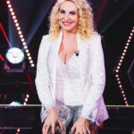 Antonella Clerici Instagram - Va ora in onda la Semifinale di #TheVoiceSenior! I nostri coach dovranno affrontare una decisione difficile: scegliere tre concorrenti da portare in Finale venerdì 5 aprile su @rai1official e @raiplay_official ✌️🎤