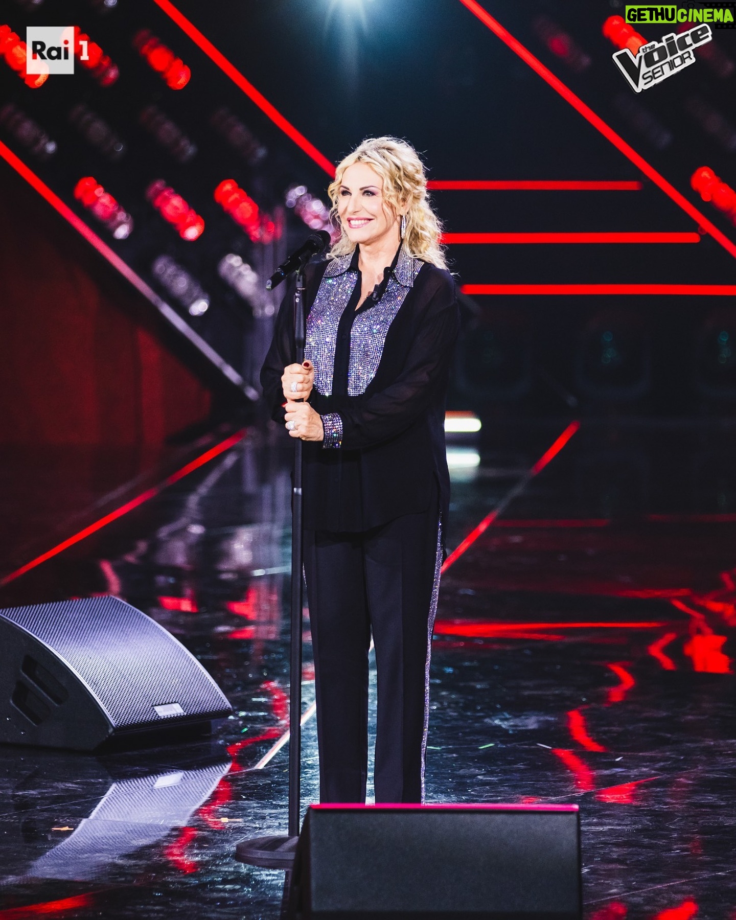 Antonella Clerici Instagram - Siete pronti a cantare e ad emozionarvi con #TheVoiceSenior? 🎙️✌🏼✨ Vi aspetto questa sera dalle 21:30 su @rai1official e @raiplay_official! ❤️ @thevoice_italy