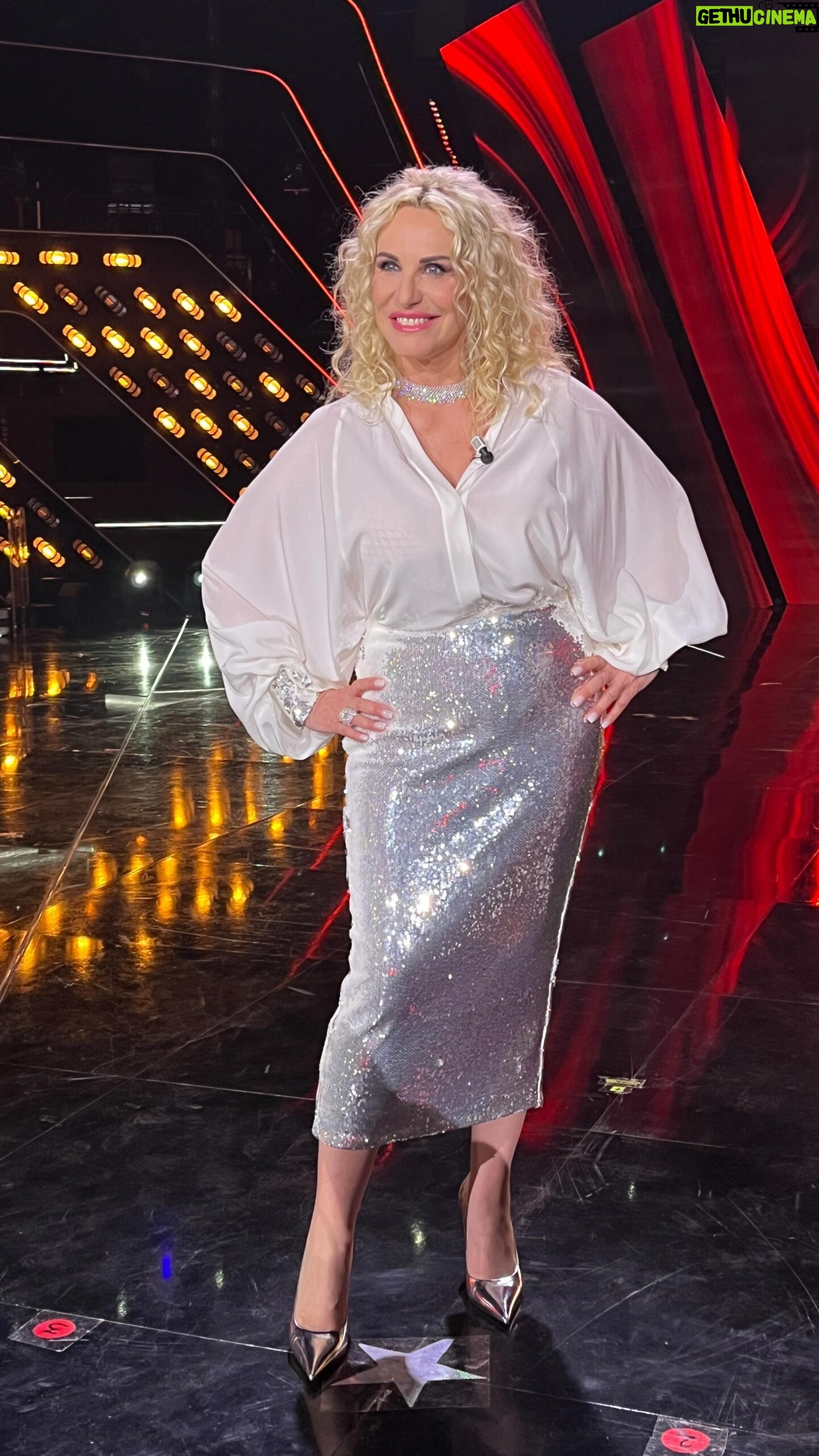 Antonella Clerici Instagram - Grazie a tutti, è stata una FINALE bellissima e piena di emozioni! ❤️🎤🏆 Ci vediamo venerdì prossimo con #TheVoiceGenerations sempre su @rai1official! 🤩 @thevoice_italy #TheVoiceSenior
