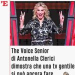 Antonella Clerici Instagram - Il sogno infranto, il sacrificio, il rimpianto, il riscatto. Nella tv del dolore, che tanto infanga il quotidiano sotto forma di palinsesto, il senso statico di inferiorità rispetto a quel che scorre intorno è una condizione fondamentale. Per questo negli anni la versione over di “The Voice” mantiene intatta la sua gradevolezza intrisa di sincerità: proprio perché di quel disagio da occasione perduta non sa che farsene. I concorrenti di questo buffo talent, dove la musica viene vissuta come uno zainetto leggero appoggiato sulle spalle di una vita intera, affrontano le telecamere con la stessa ansia da prestazione di chi guida il carrello del supermercato. Ognuno di loro racconta le varie strade che gli si sono parate di fronte, senza aver bisogno di sottolineare come la scelta possa essere stata un rischio mal calcolato. «Cosa ho fatto in tutti questi anni? Delle cose bellissime, ho fatto dei figli». E ancora: «Se tornassi indietro? Non cambierei niente». Uno show anomalo dove i giudici non litigano e giocano su una complicità reciproca che lascia l’adrenalina sbriciolarsi altrove. A tenere le redini del tutto c’è sempre Antonella Clerici, che di sgomitare non ne ha mai avuto intenzione. Si accomoda sul divano prima dell’entrata in scena dei cantanti, gli sorride, si entusiasma, li accudisce con dolce tenerezza, lascia da parte il sapore stucchevole della retorica evitando con eleganza di rimestare nell’eventuale dolore altrui e regala la sua bella faccia condita di stupore, con lo stesso fare quotidiano che usa nel suo bosco del mezzogiorno. E che si stia sul calar della sera poco importa. Insomma, questo programma che in tutte le sue declinazioni (bambini, adolescenti, adulti, anziani, medi e quant’altro) viene guardato da Mediaset con un’ansia da clonazione che fa quasi sorridere, riesce ad accontentare senza clamore coloro che, per strana vocazione, preferiscono il morbido intrattenimento all’accanimento col coltello fra i denti. Perché a volte guardando indietro si riesce persino a fare un passo in avanti.