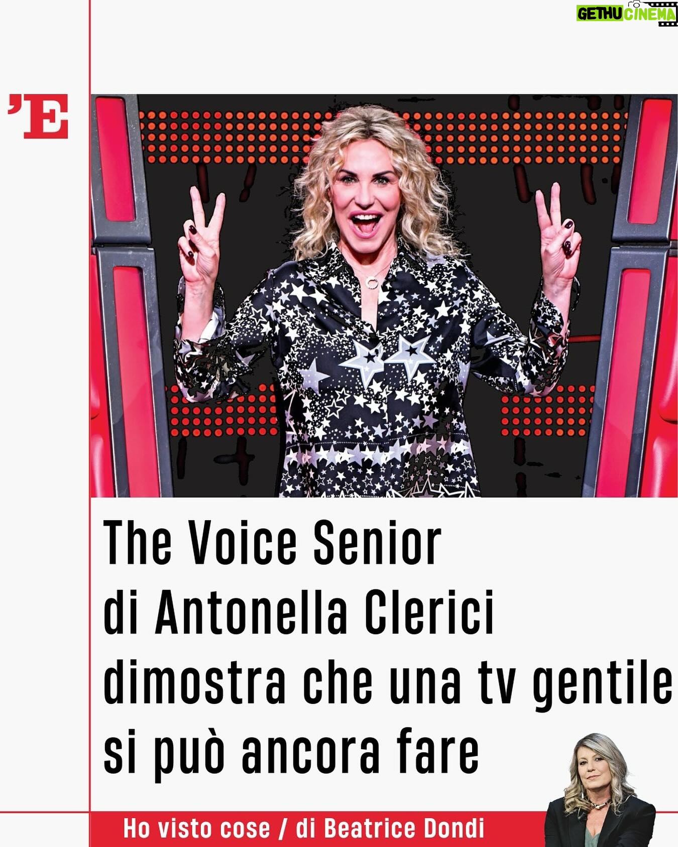 Antonella Clerici Instagram - Il sogno infranto, il sacrificio, il rimpianto, il riscatto. Nella tv del dolore, che tanto infanga il quotidiano sotto forma di palinsesto, il senso statico di inferiorità rispetto a quel che scorre intorno è una condizione fondamentale. Per questo negli anni la versione over di “The Voice” mantiene intatta la sua gradevolezza intrisa di sincerità: proprio perché di quel disagio da occasione perduta non sa che farsene. I concorrenti di questo buffo talent, dove la musica viene vissuta come uno zainetto leggero appoggiato sulle spalle di una vita intera, affrontano le telecamere con la stessa ansia da prestazione di chi guida il carrello del supermercato. Ognuno di loro racconta le varie strade che gli si sono parate di fronte, senza aver bisogno di sottolineare come la scelta possa essere stata un rischio mal calcolato. «Cosa ho fatto in tutti questi anni? Delle cose bellissime, ho fatto dei figli». E ancora: «Se tornassi indietro? Non cambierei niente». Uno show anomalo dove i giudici non litigano e giocano su una complicità reciproca che lascia l’adrenalina sbriciolarsi altrove. A tenere le redini del tutto c’è sempre Antonella Clerici, che di sgomitare non ne ha mai avuto intenzione. Si accomoda sul divano prima dell’entrata in scena dei cantanti, gli sorride, si entusiasma, li accudisce con dolce tenerezza, lascia da parte il sapore stucchevole della retorica evitando con eleganza di rimestare nell’eventuale dolore altrui e regala la sua bella faccia condita di stupore, con lo stesso fare quotidiano che usa nel suo bosco del mezzogiorno. E che si stia sul calar della sera poco importa. Insomma, questo programma che in tutte le sue declinazioni (bambini, adolescenti, adulti, anziani, medi e quant’altro) viene guardato da Mediaset con un’ansia da clonazione che fa quasi sorridere, riesce ad accontentare senza clamore coloro che, per strana vocazione, preferiscono il morbido intrattenimento all’accanimento col coltello fra i denti. Perché a volte guardando indietro si riesce persino a fare un passo in avanti.